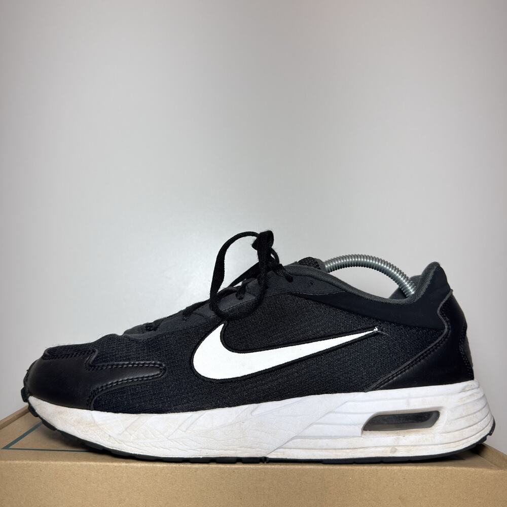 Nike Air Max Solo Mens Size 10 Black White Low Top Athletic Running Shoes